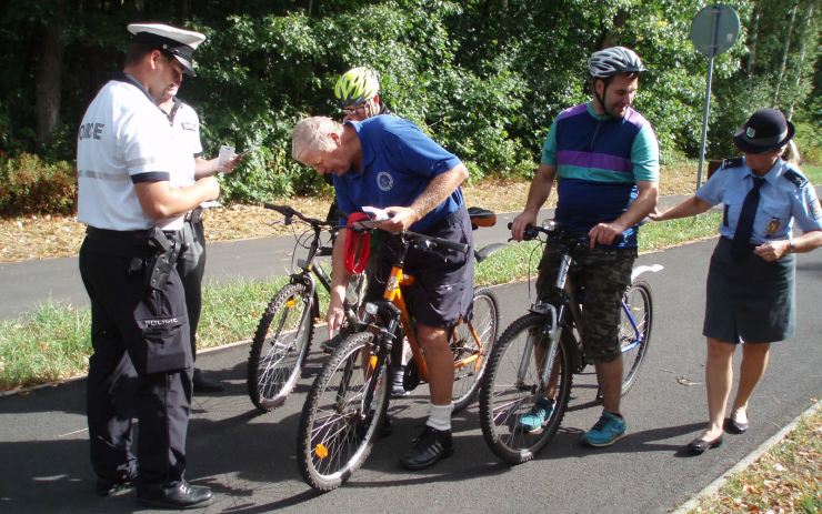 OBRAZEM: Překvapení pro cyklisty: V Novém Záluží je stavěli policisté