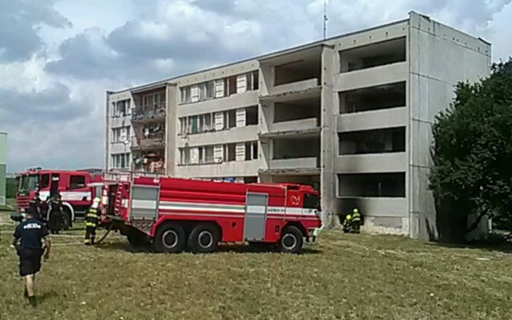 Hasiči likvidovali požár ve sklepě domu v Chanově, strážníci hlídali prostor