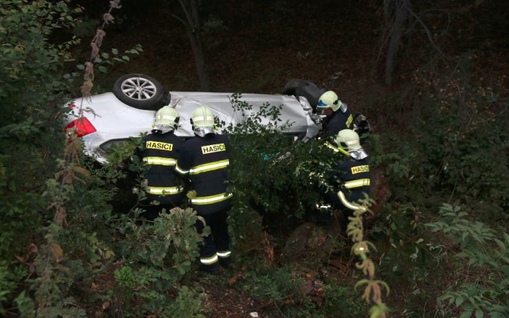 AKTUÁLNĚ OBRAZEM: Řidič havaroval ve zkratce z průmyslové zóny, vůz skončil hluboko pod silnicí