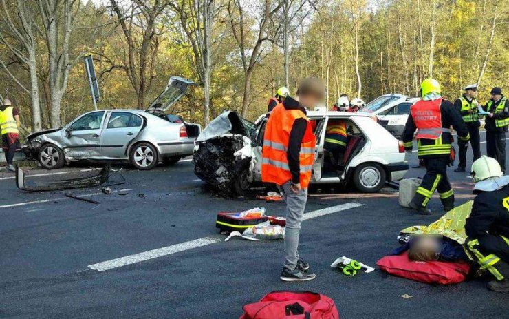 AKTUÁLNĚ: Těžká havárie na Karlovarsku, silnice na Bečov je zcela uzavřená