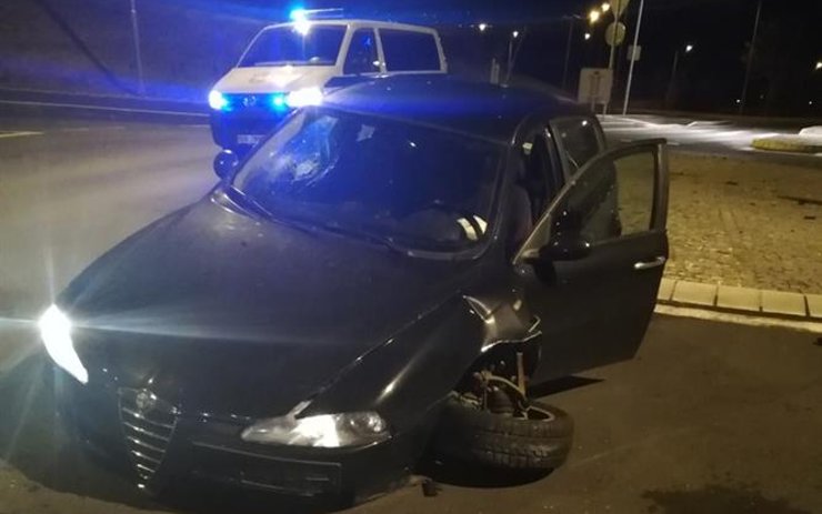 Osobní auto přejelo kruháč na kraji sídliště, utrhlo si nápravu