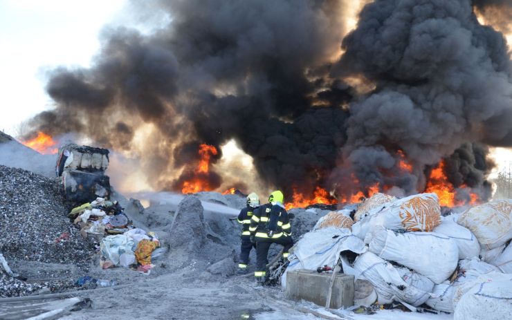 FOTO: Pohledem hasiče! Takto to vypadalo při velkém požáru plastového odpadu v Chomutově