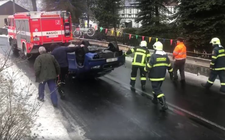 VIDEO: Auto se na Kateřině převrátilo při nehodě na střechu, hasiči ho odtáhli netradičním způsobem