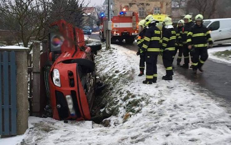 AKTUÁLNĚ: Auto v příkopu u Řehlovic, zasahují záchranáři. Silnice mohou dál namrzat