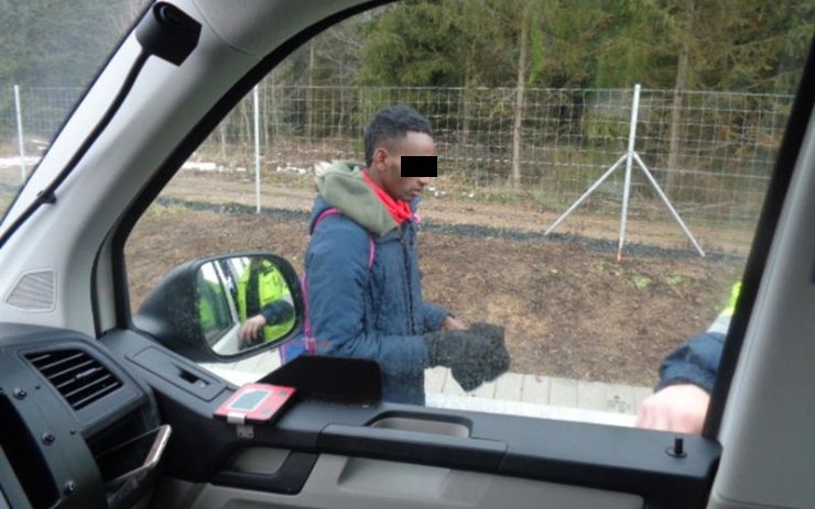 Nelegální migrant šel pěšky po dálnici, mířil do Anglie