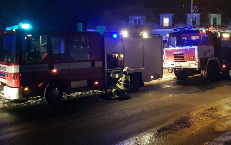 Noční požár rodinného domu na Litoměřicku: Hořelo v obýváku, škoda je skoro půl milionu