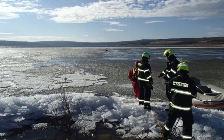 Není led jako led! Povodí varuje před vstupem do koryt vodních toků a na zamrzlé vodní plochy