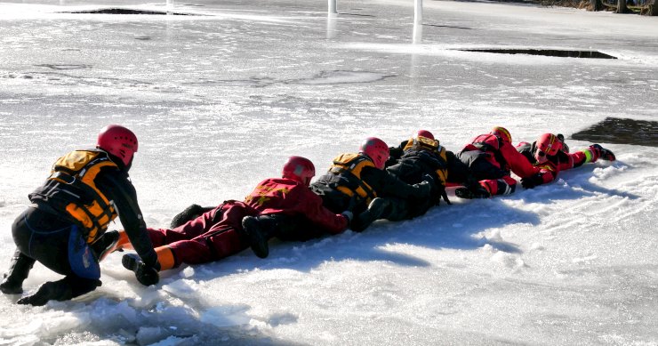 VIDEO: Vytáhnout člověka z ledu může i lidský řetěz. Vodní záchranáři učili policisty