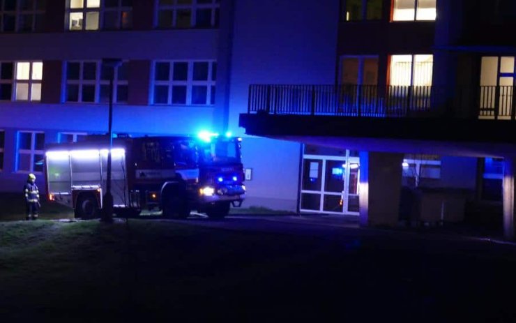 V noci na čtvrtek volali hasiče do areálu mostecké nemocnice