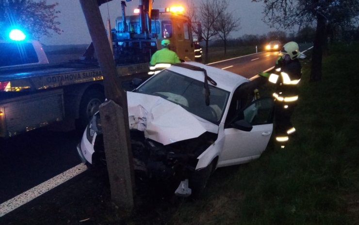 OBRAZEM: Auto narazilo čelně do sloupu nedaleko Nechranické přehrady, až se přelomil