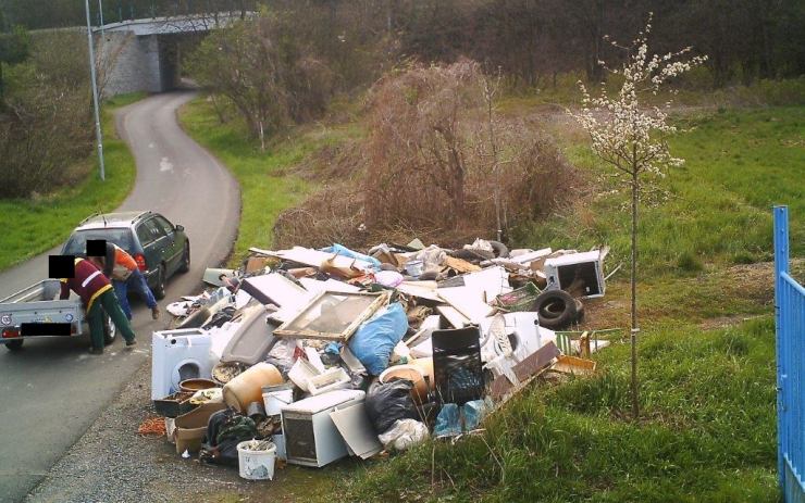 Pozor! Fotopasti v Ústí nad Labem odhalují zakládání černých skládek