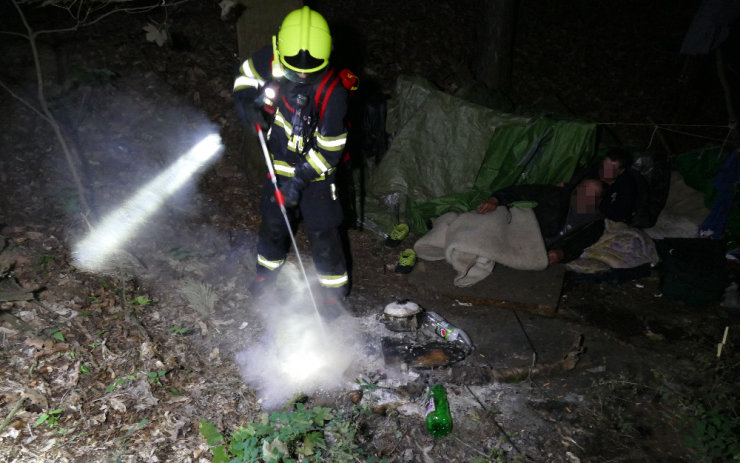 FOTOREPORTÁŽ: Od přístřešku bezdomovců na Resslu šel kouř. Kvůli hasičům se ani nezvedli