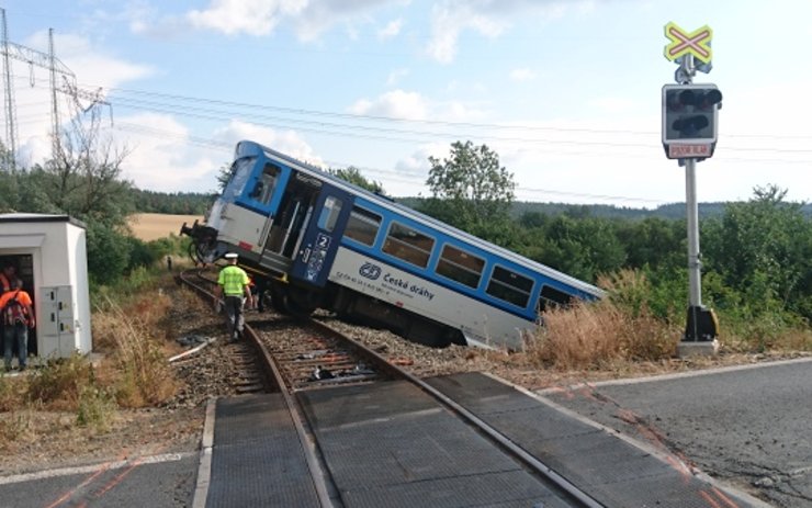 OD SOUSEDŮ: Vlak po srážce s autem na přejezdu vyletěl z kolejí, zemřel jeden člověk