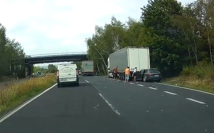 VIDEO: Řidič natočil situaci na třináctce krátce poté, co se auto zarazilo pod návěs