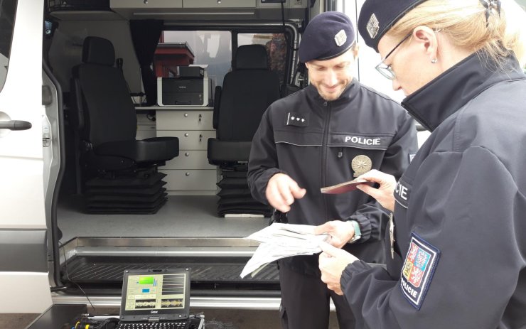 Policisté kontrolovali migrační trasy přes Ústecký kraj. V autobusu našli cizince s padělaným vízem