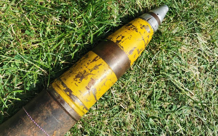 V Krupce našli starý dělostřelecký granát. Pyrotechnik ho pak odpálil na opuštěném místě v horách