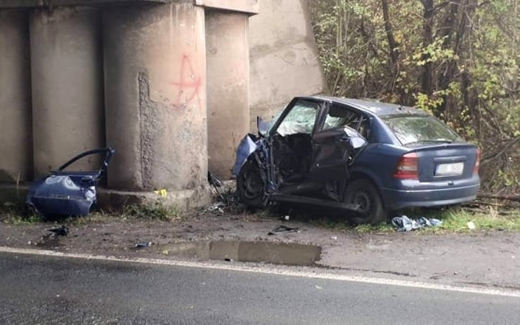 Těžká nehoda za Teplicemi! Řidička čelně narazila do mostu