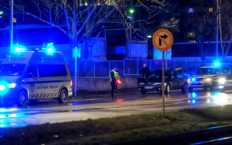 Před litvínovským nádražím se srazilo osobní auto s cyklistou
