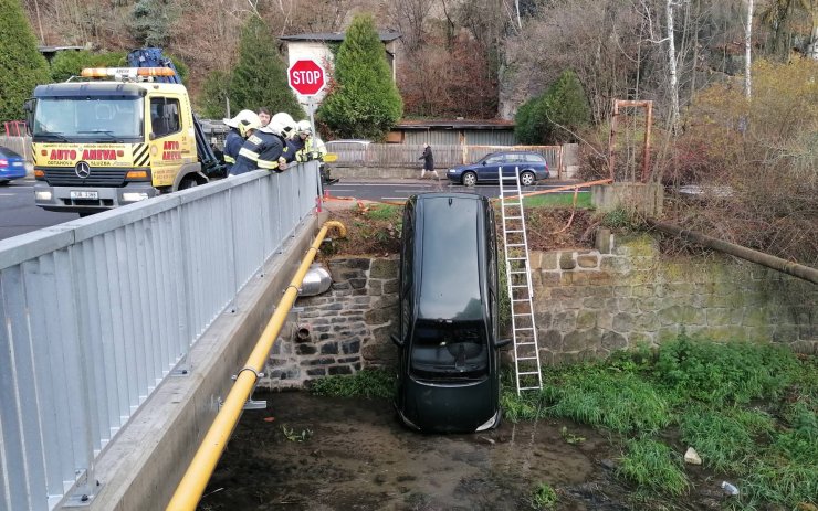 AKTUÁLNĚ: Osobní auto v Děčíně skončilo v korytě potoka